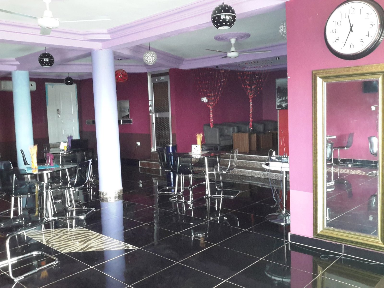 IMPRESSIVE COLOURS LODGE & LOUNGE