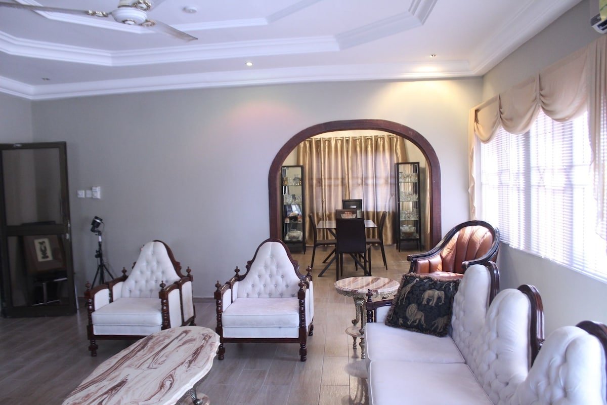 Queen Rose Leat Memorial Guesthouse