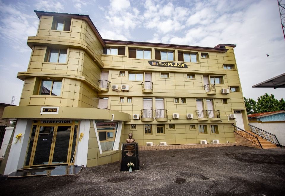 Gold Plaza Hotel