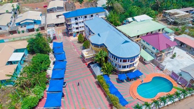 Glamossay Hotel