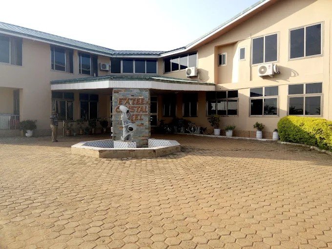 Ex-tee Crystal Hotel